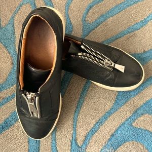 Women’s low top leather Frye shoes size 8.5